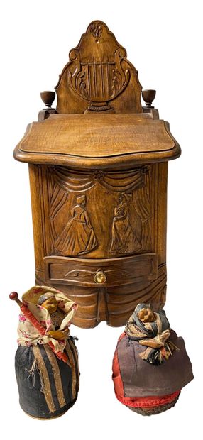 null A wooden salt box
Two santons forming a needle holder are included