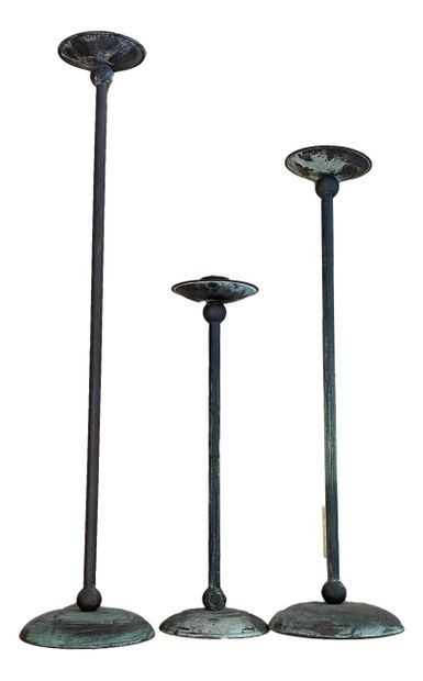 null Three candlesticks in grey-green patinated metal
H. 65, 47 and 82 cm
One metal...