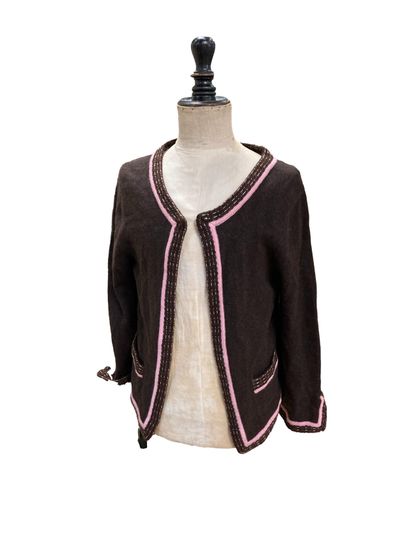 null CHANEL
Brown and pink cashmere cardigan without buttons
(No size indication...