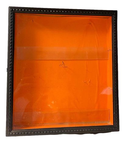 null Stained glass and carved wood display case. 
Dim. W.40 x H. 28 x D.8 cm