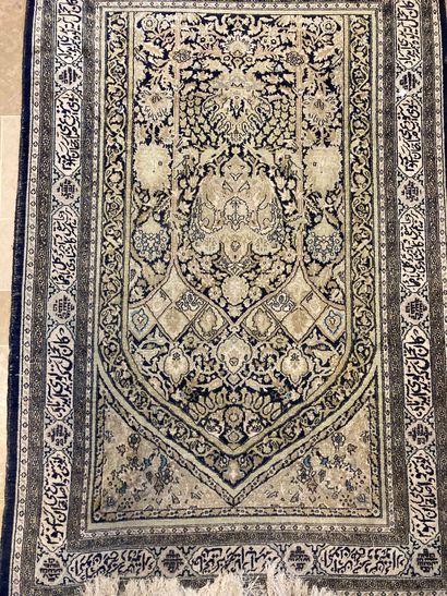 null Tapis en laine et soie polychrome à décors de porte du Paradis
Iran
185x123...