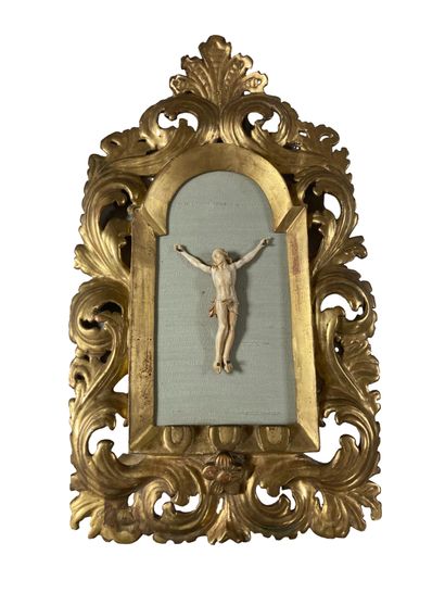 null Christ en os dans un cadre en bois doré à décors rocailles
54x32 cm
