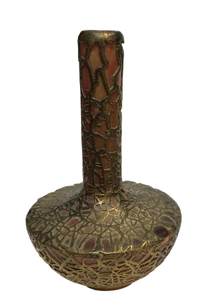 null Vase soliflore en céramique émaillée polychrome enchassé d'une dentelle de bronze
(Accidents)
H....