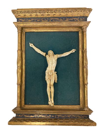 Christ dans un cadre en bois peint en polychromie...