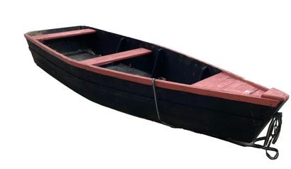 Barque à fond plat en bois 
L. 324 l. 112...