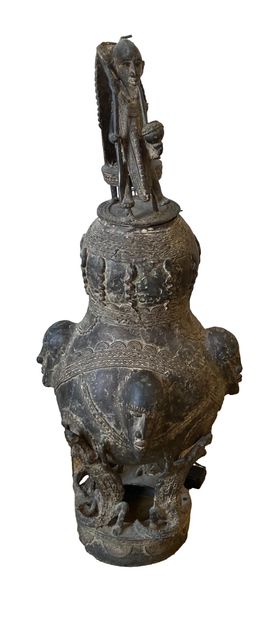 null Afrique. BENIN. Xxème siècle
Grande urne en bronze patiné à décor de masuqes...