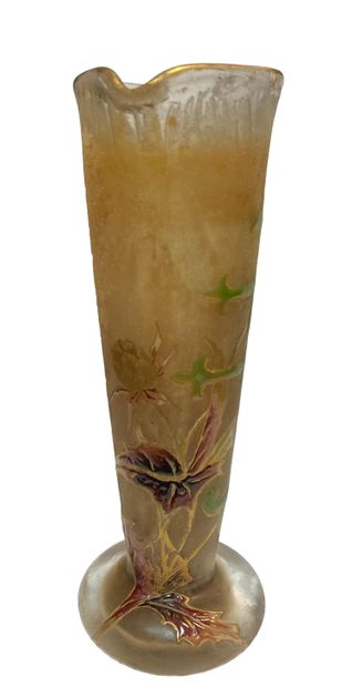 null Emile Gallé (1846-1904) 
	Vase cornet à col polylobé étiré à chaud et base renflée....