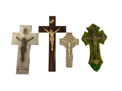 null Ensemble de quatre crucifix dont un en coquillage