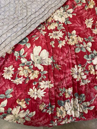 null Boutis en coton à décors de fleurs sur fond rouge
XIXème siècle
Accidents
190x205...
