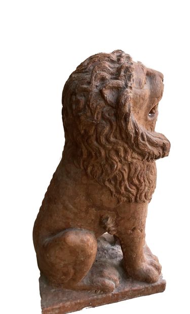 null Paire de lions assis sculpté en marbre rouge de vérone sur base quadrangulaire...