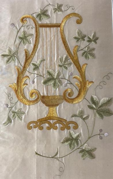 null Broderie en fil de soie sur soie à décors d'une lyre et lierres entrelacés
XIXème...