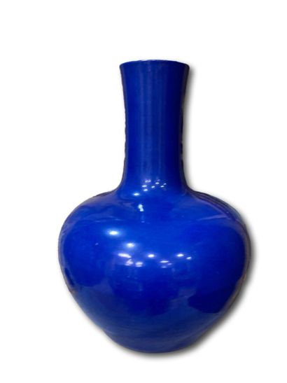 null Deux grands vases tianqiuping en porcelaine bleu saphir. Portent la marque Kangxi...