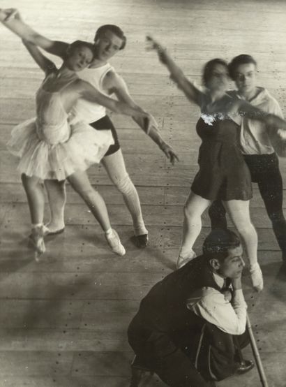 null Gaston PARIS (1905-1964)
Danseurs de l’Opera de Paris, c.1930
Tirage argentique...