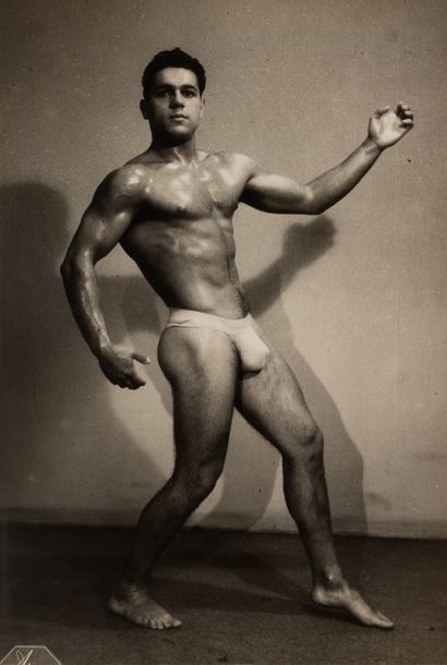 null Studio ARAX (XXe)
L’athlète Espeyrac, c.1950
Tirage argentique d’époque signé...