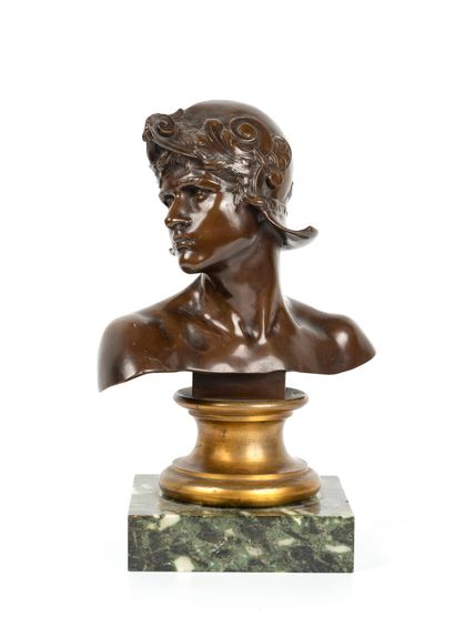 null D'après Emmanuel HANNAUX (1855-1934)
Buste de Mercure
Bronze à patine brun nuancé...