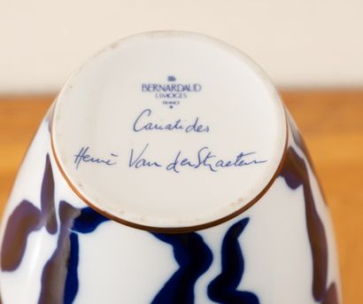 null Hervé VAN DER STRAETEN (1965-) Vase Cariatides Vase en porcelaine de Limoges...