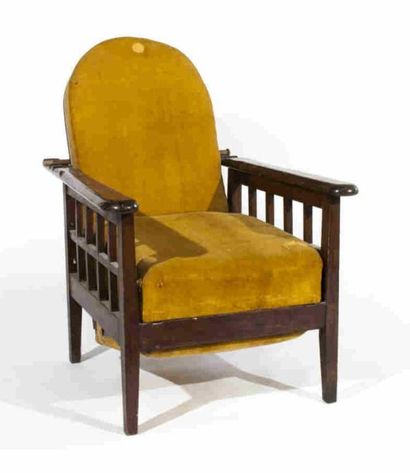  Fauteuil formant chaise longue en hêtre teinté à barreaux, garni de velours jaune.... Gazette Drouot