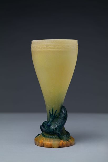  Amalric WALTER (1870-1959) et Henri BERGE (1870-1937). 
Vase en pate de verre moulé-pressé... Gazette Drouot