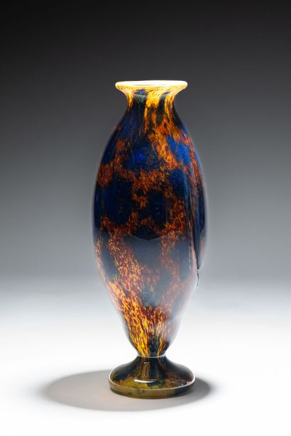  Charles SCHNEIDER (1881-1953), le Verre Français. 
Vase en verre marmoréeen dans... Gazette Drouot