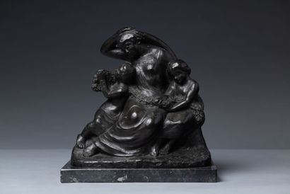  Joaquin CLARET (1879-1964). 
La tendresse maternelle. 
Bronze à patine noire signé,... Gazette Drouot