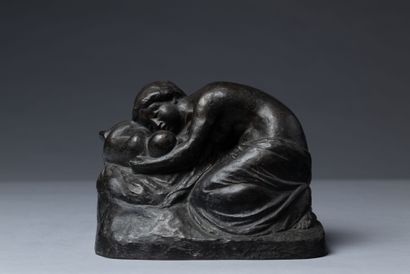  Joaquin CLARET (1879-1964). 
Maternité. 
Bronze à patine noire signé, numéroté 2/7... Gazette Drouot
