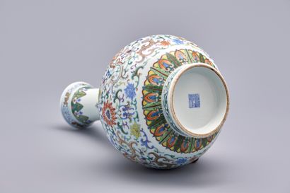 null Rare vase Shangping en porcelaine Doucai
Chine, dynastie Qing, marque et époque...