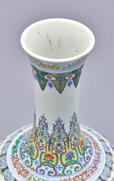 null Rare vase Shangping en porcelaine Doucai
Chine, dynastie Qing, marque et époque...