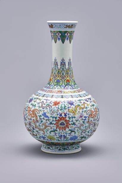 Rare vase Shangping en porcelaine Doucai
Chine,...