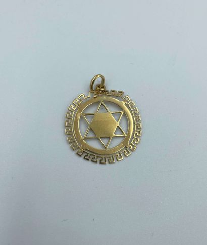null Pendant cross of David in yellow gold 18 carats (750 ). 

Diam. 2,8 cm, Weight...