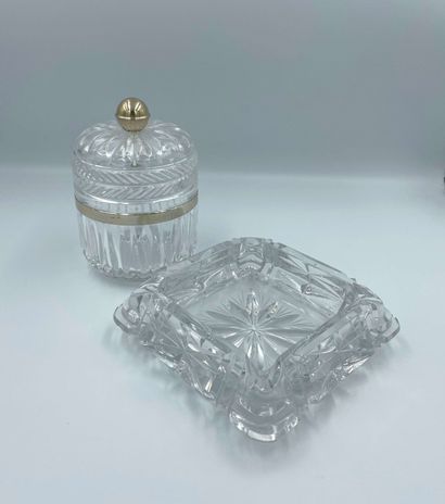 null Lot including : 

- ashtray in cut crystal, 14 x 14 cm (Small accidents). 

-...