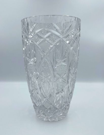 null Important vase in cut and engraved crystal. 

H. 25,5 cm