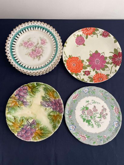 null Porcelain lot including: 

- Small cake dish, 

- Four dessert plates with openwork...