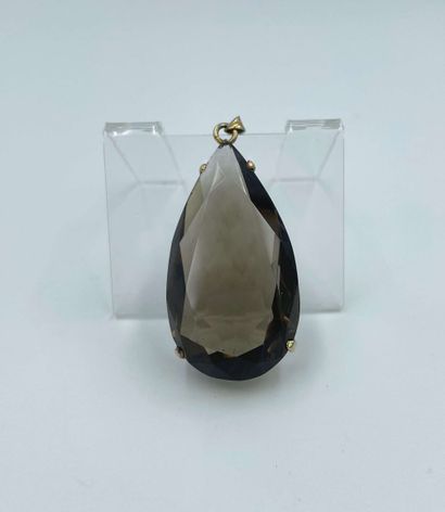 null Pendant drop decorated with a faceted quartz, metal mount. 

5 x 2,5 cm