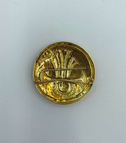 null ZOLOTAS, 

Brooch in 18-carat yellow gold (750 ). 

Diam. 4 cm, Weight : 10,78...