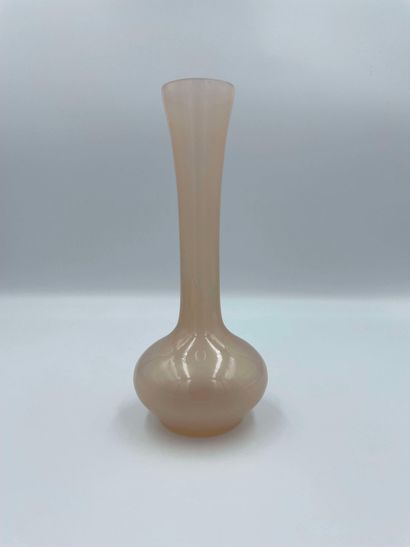 null Small soliflore vase in opaline of color salmon. 

H. 17 cm