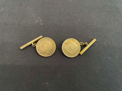 null Paire de boutons de manchette en métal ornés chacun d'une pièce de 10 cents...