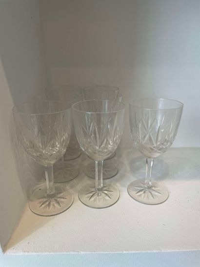 null Part of service in cut crystal including : 

- 10 champagne glasses, 

- 12...