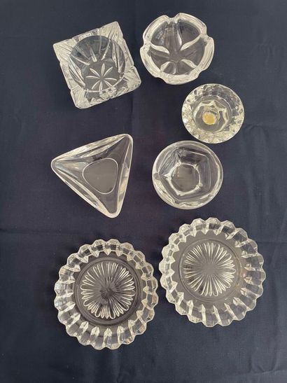 null Lot of glassware including : 

- DAUM France, crystal ashtray, Diam. 10 cm,...