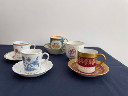null Set of five porcelain cups: 

- A cup and its hollow saucer with decoration...