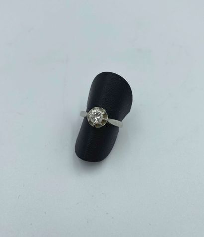 null Solitaire ring in platinum (950) set with a diamond of about 0.50 carats. 

TDD:...