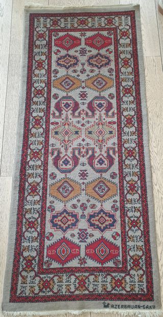null Set of 4 woolen rugs :

145 x 60 cm

181 x 67 cm

93 x 63 cm

122 x 83 cm

(Condition...
