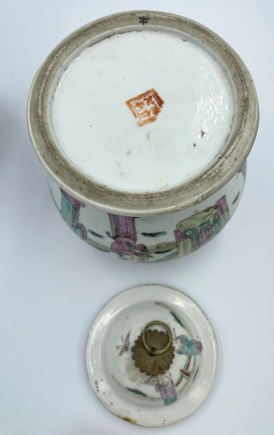 null Lot including: 

- a polychrome porcelain ginger pot decorated with dignitaries...