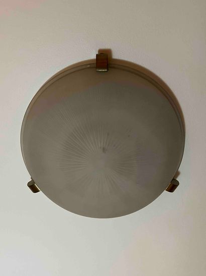 null Circular ceiling light in glass and three brass rings

Diam. 42 cm
