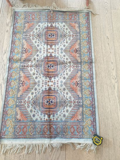 null Small silk carpet with three medallions on a beige background

106 x 67 cm
...