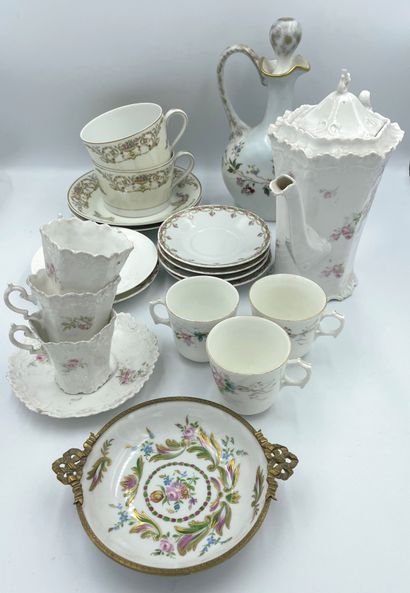 null Mismatched lot in porcelain including a bottle in Limoges Giraud, a coffee pot...