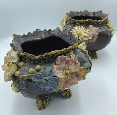 null Pair of jardinières in barbotine with flowers.

H. 16,5 cm

(Accidents)