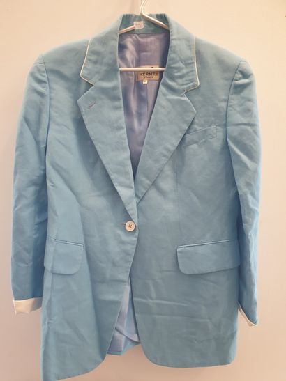 null HERMES PARIS :

Light blue linen (50%) and silk (50%) jacket. Collar with white...