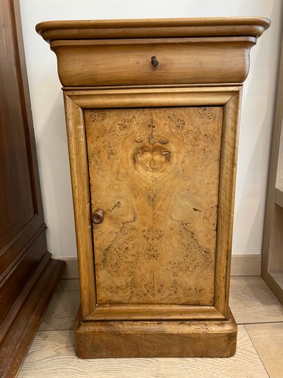 null Bedside table in walnut and burr walnut veneer opening to a drawer and a door.

78...
