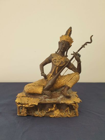 null Lot of two seated musicians in bronze with brown and golden patina playing Sueng.

Thai...