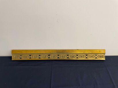 null Gilded bronze mantel bar with foliage decoration. 

L. 66 cm